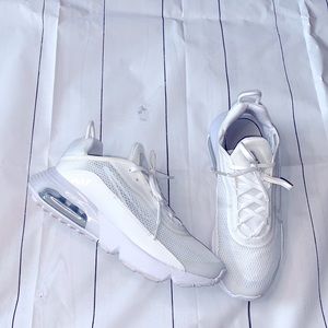 White Nike Air Max